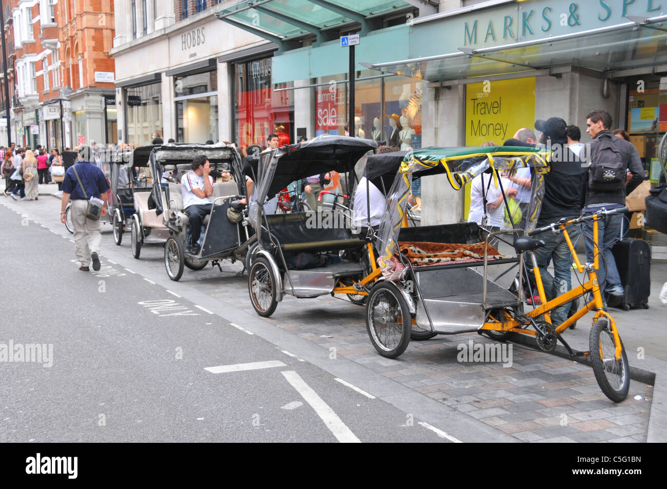 Des vélotaxis West End de Londres cabines pédale Bugbugs taxi pousse-pousse les passagers Banque D'Images