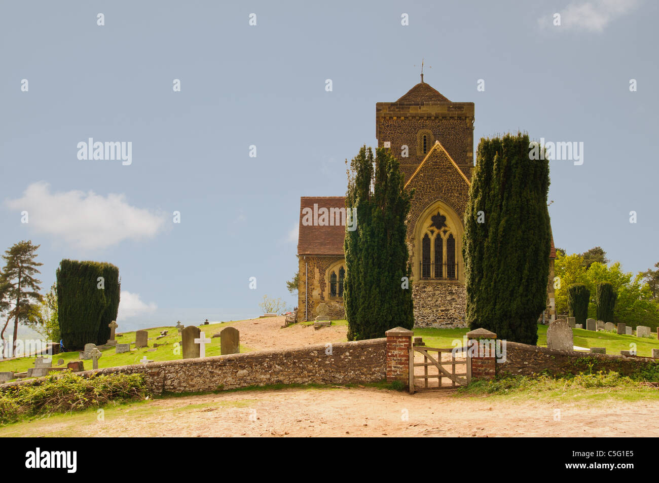 Assis sur le dessus de St Martha's Hill, St Martha's Church est l'un des arrêts le long de la North Downs Way Banque D'Images