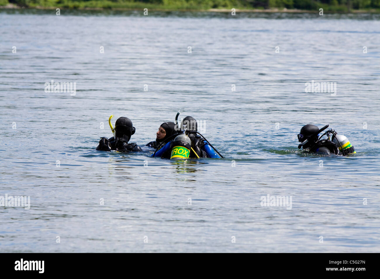 Les plongeurs ayant un court exposé avant de plonger au village perdu site de plongée à Long Sault, en Ontario, Canada équipée avec nitrox Banque D'Images