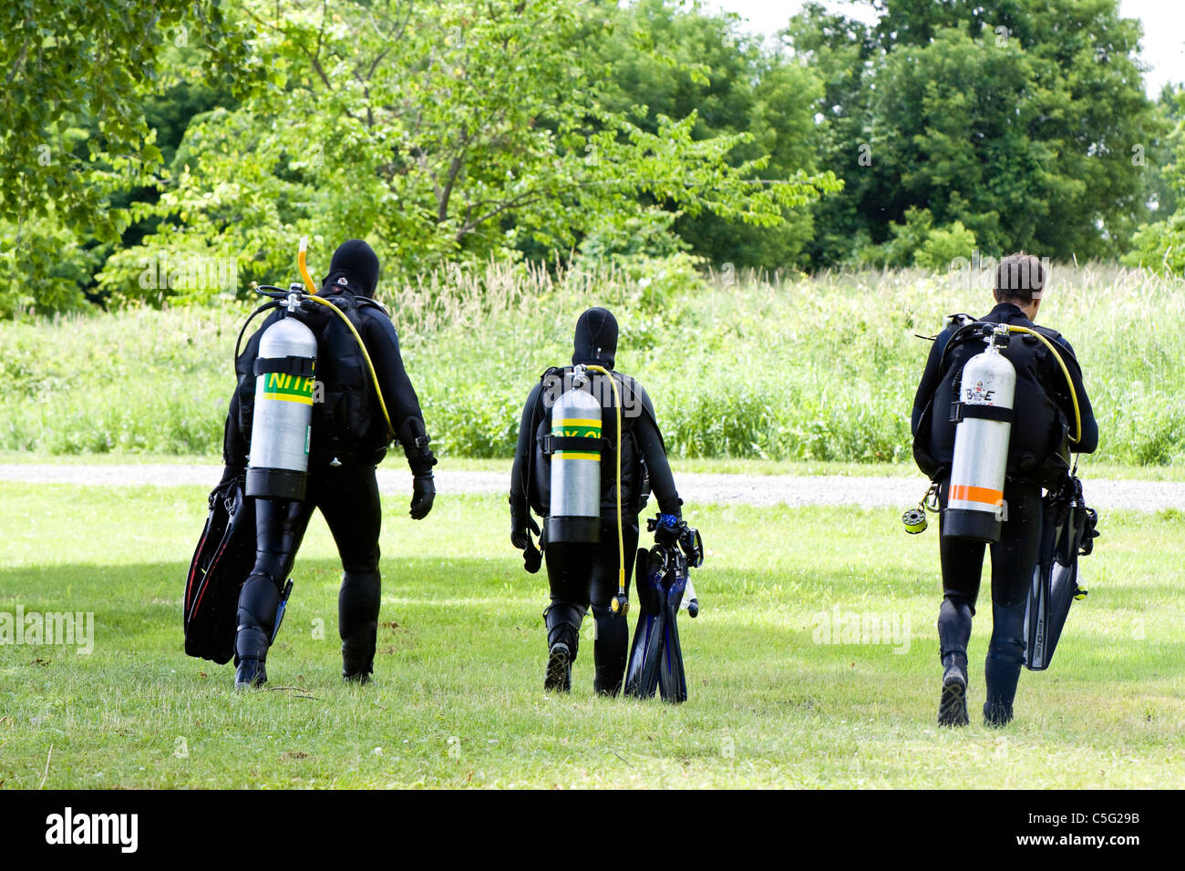 La position des plongeurs au village perdu site de plongée à Long Sault, en Ontario, Canada équipés de réservoirs nitrox. Banque D'Images