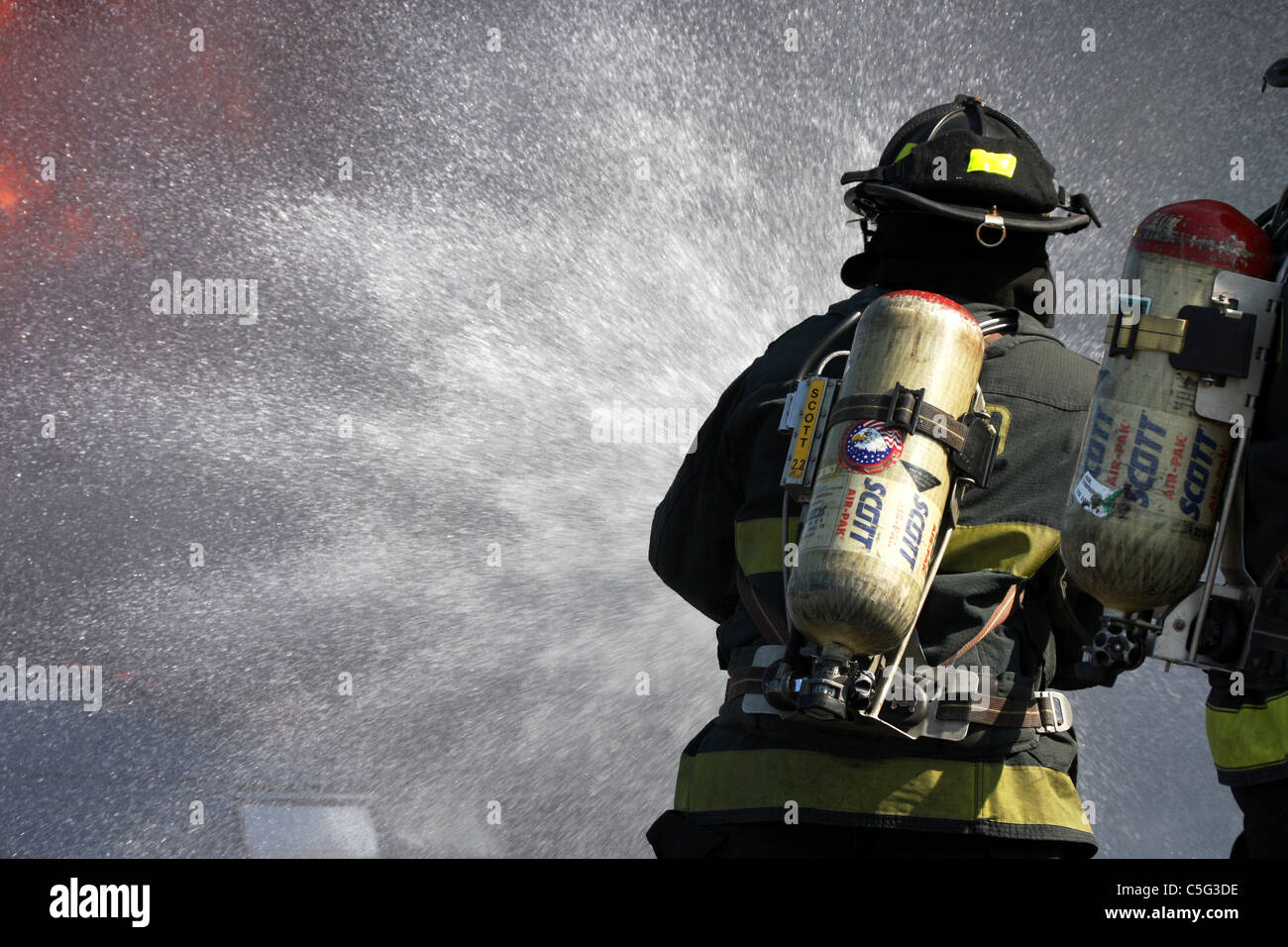 Deux pompiers pour éteindre un incendie Banque D'Images