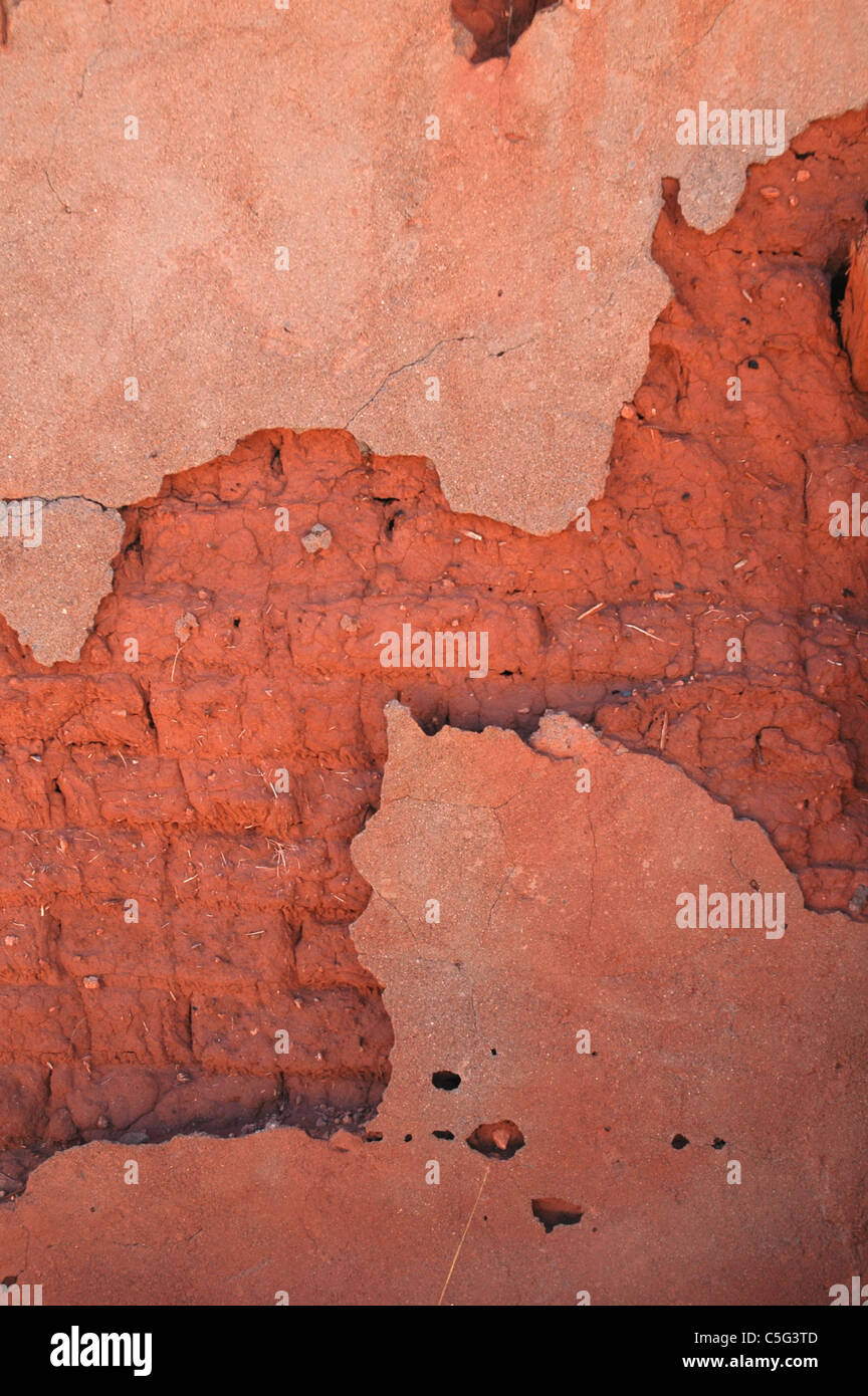Montre de brique de boue à travers une façade en stuc de fissuration sur une ferme à Cuervo Nouveau Mexique le long de la route historique 66 Banque D'Images