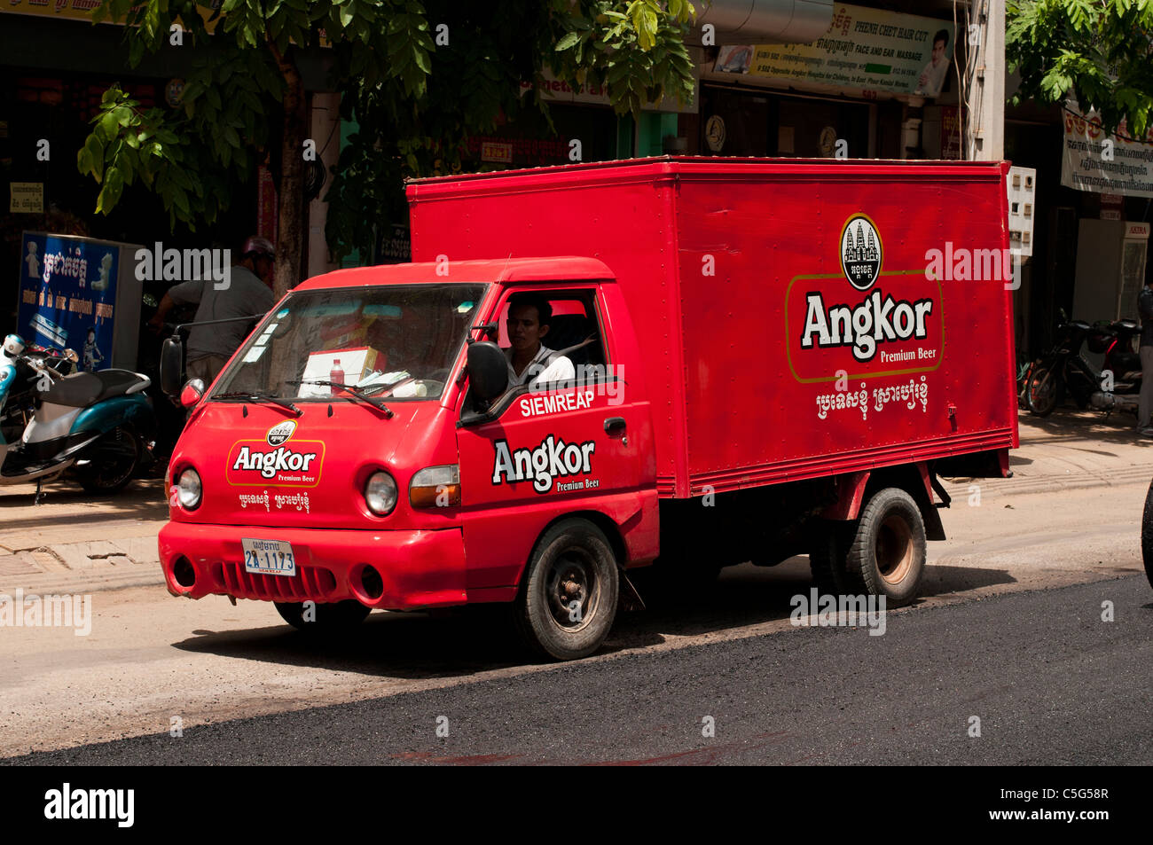 Des camions de livraison de bière Angkor, Siem Reap, Cambodge Banque D'Images