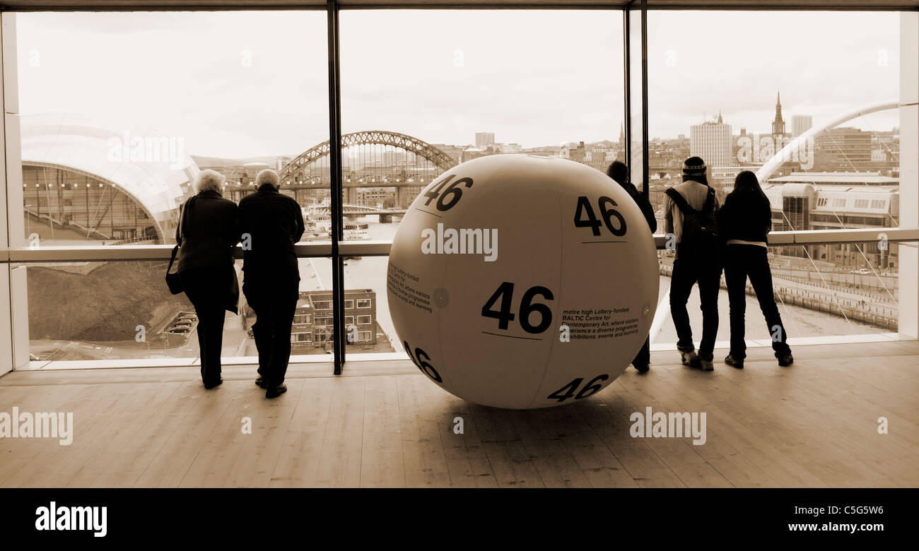Vue sur la rivière Tyne et Newcastle de Baltic Centre for Contemporary Art. Gateshead, Tyne and Wear, England, UK Banque D'Images