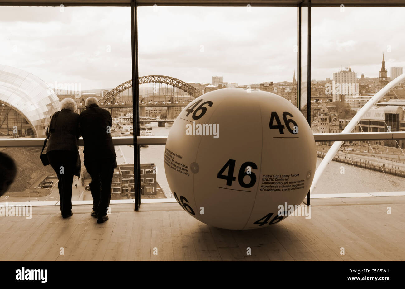 Vue sur la rivière Tyne et Newcastle de Baltic Centre for Contemporary Art. Gateshead, Tyne and Wear, England, UK Banque D'Images