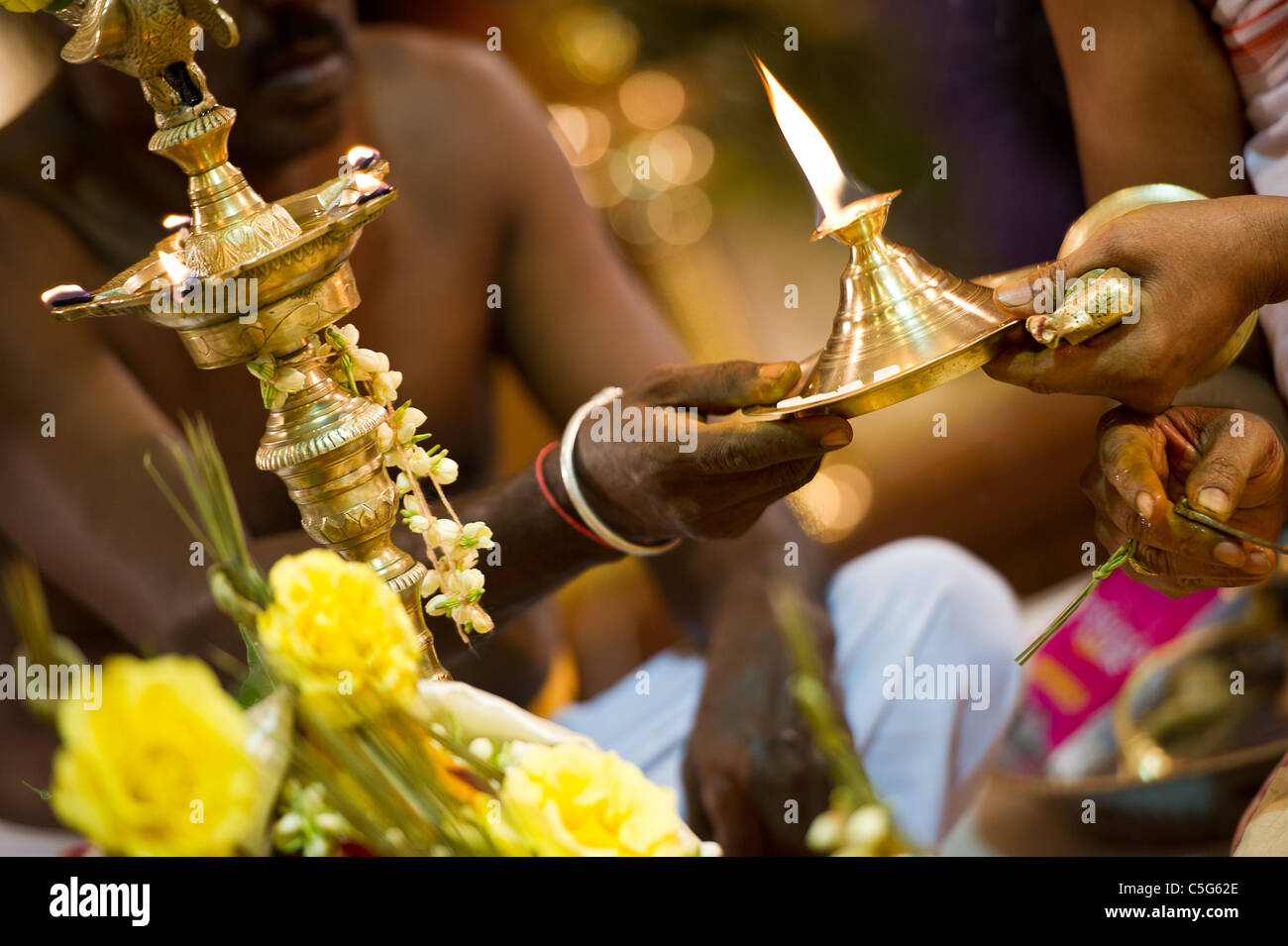 Cérémonie de mariage indien hindou dans un temple Banque D'Images