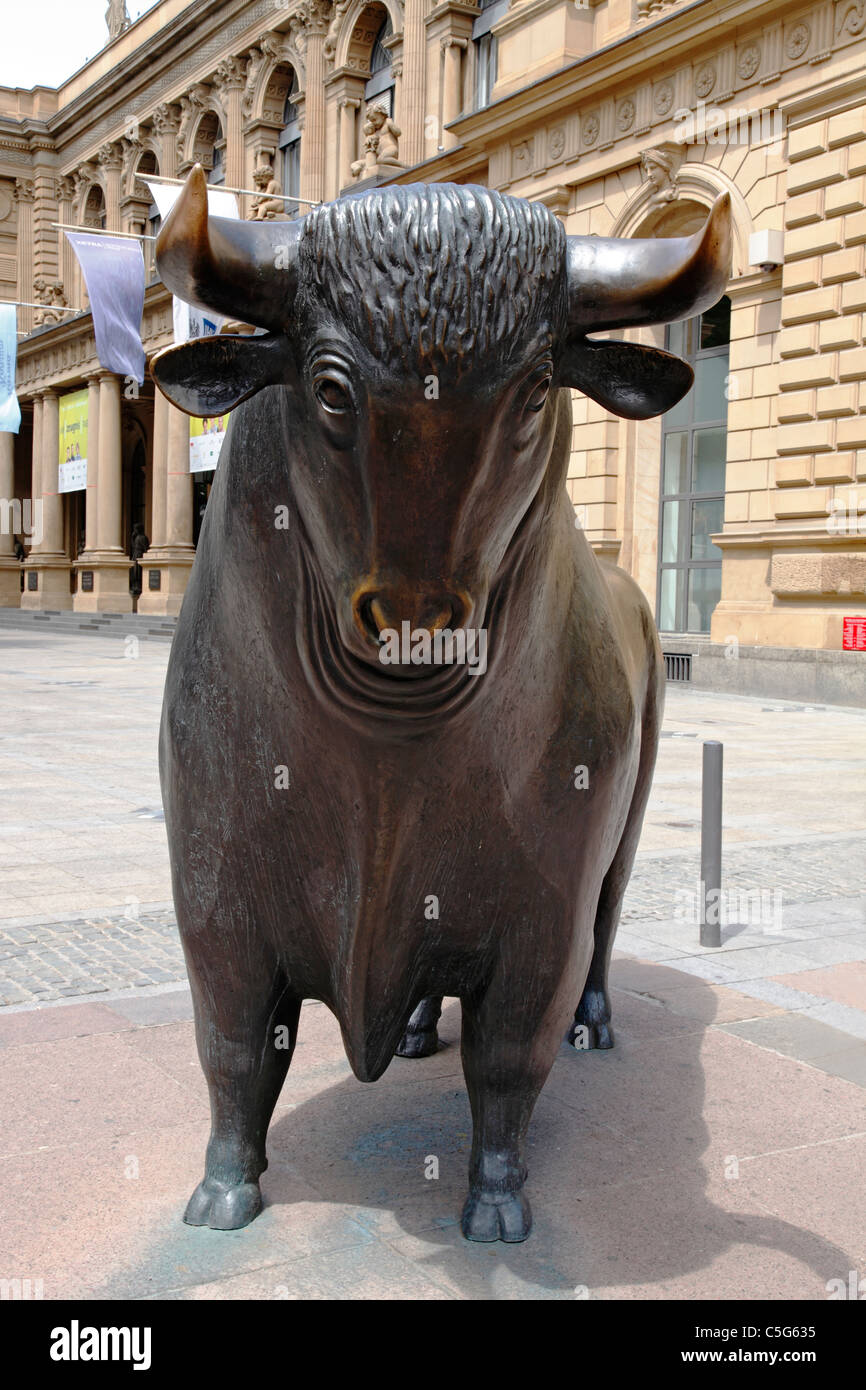 Statue Bull hors Bourse de Francfort, Allemagne Banque D'Images