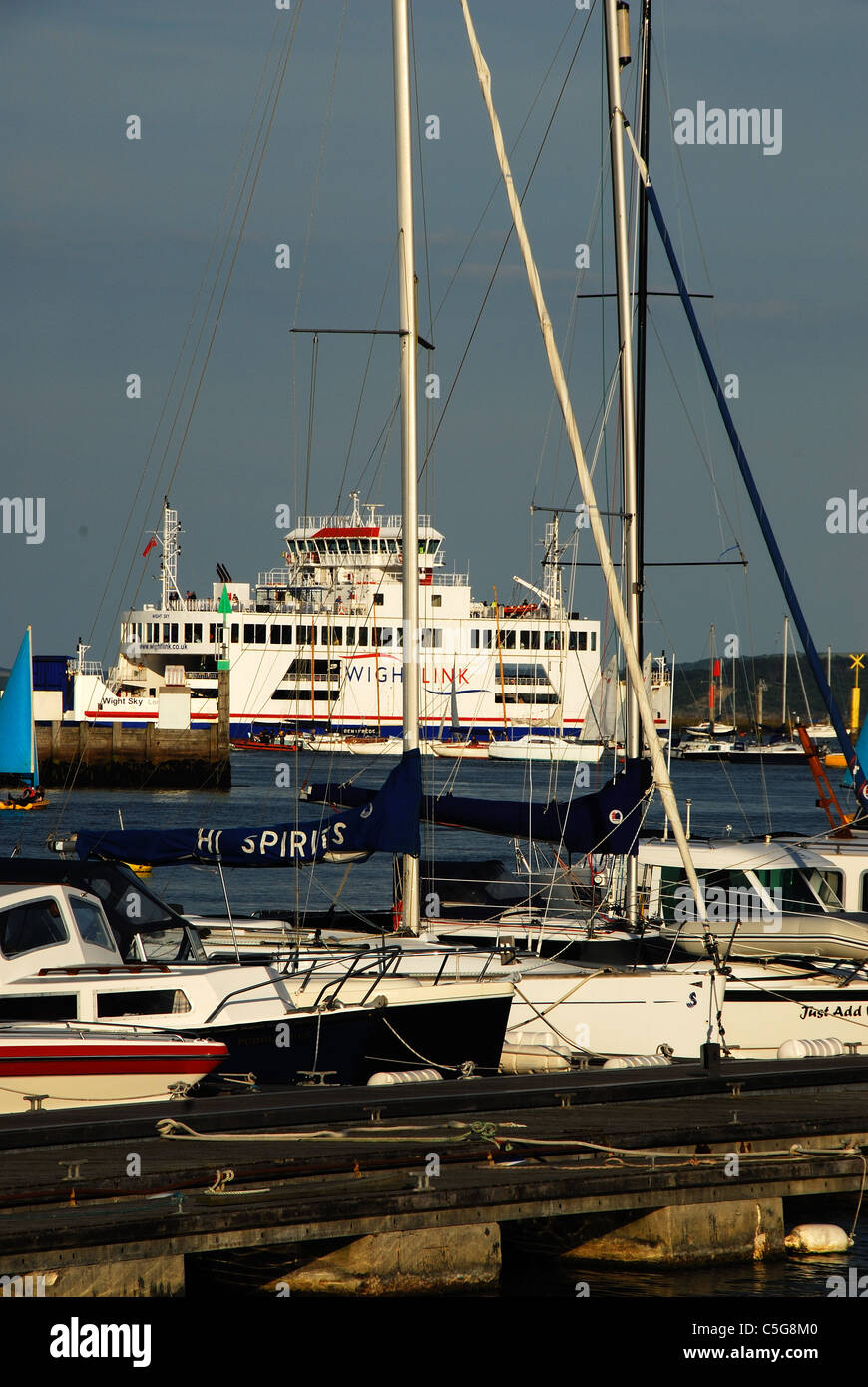 La marina au Hampshire Lymington, avec l'île de Wight ferry dans l'arrière-plan UK Banque D'Images