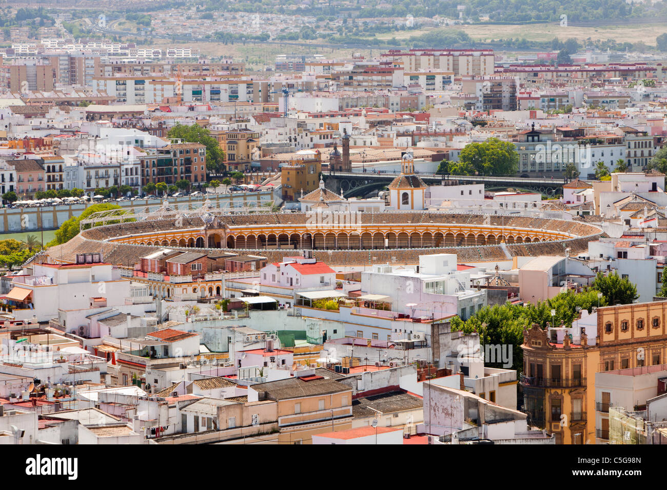 Vue du clocher de la cathédrale de Séville sur la ville, Andalousie, Espagne, dont les arènes. Banque D'Images