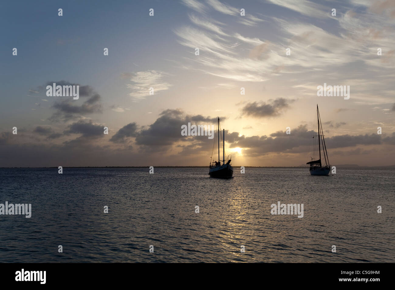 Voiliers sur la mer des Caraïbes en soirée. Bonaire. Photo D.V. Banque D'Images