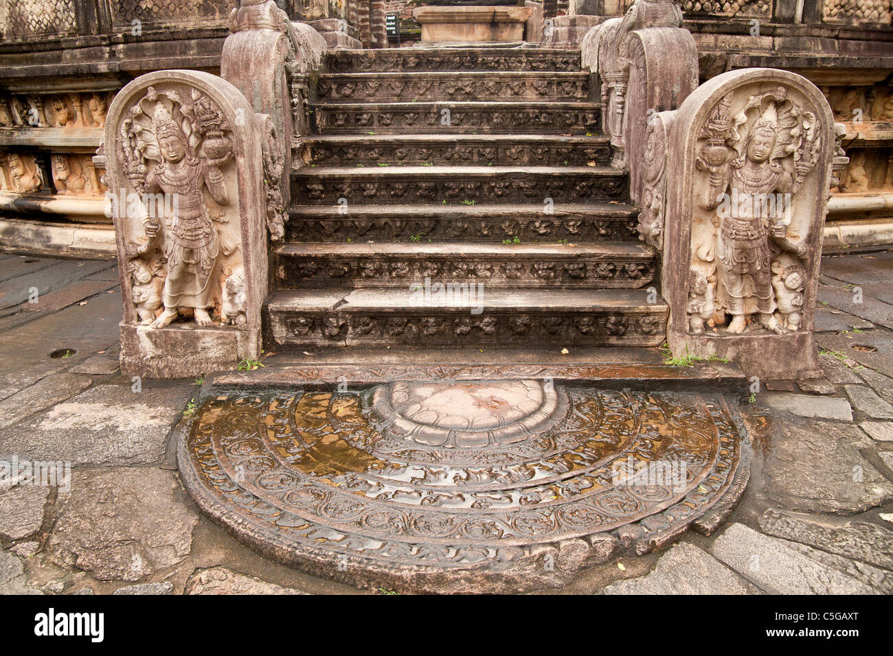 Le sandakada pahana ou pierre de lune et des gardes à l'entrée du Vatadage de Polonnaruwa, Polonnaruwa, Sri Lanka, Asie Banque D'Images