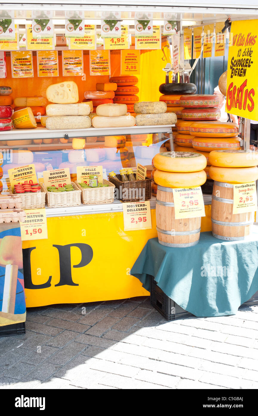 Stand de fromage sur la place du marché à Zutphen, Pays Bas Banque D'Images