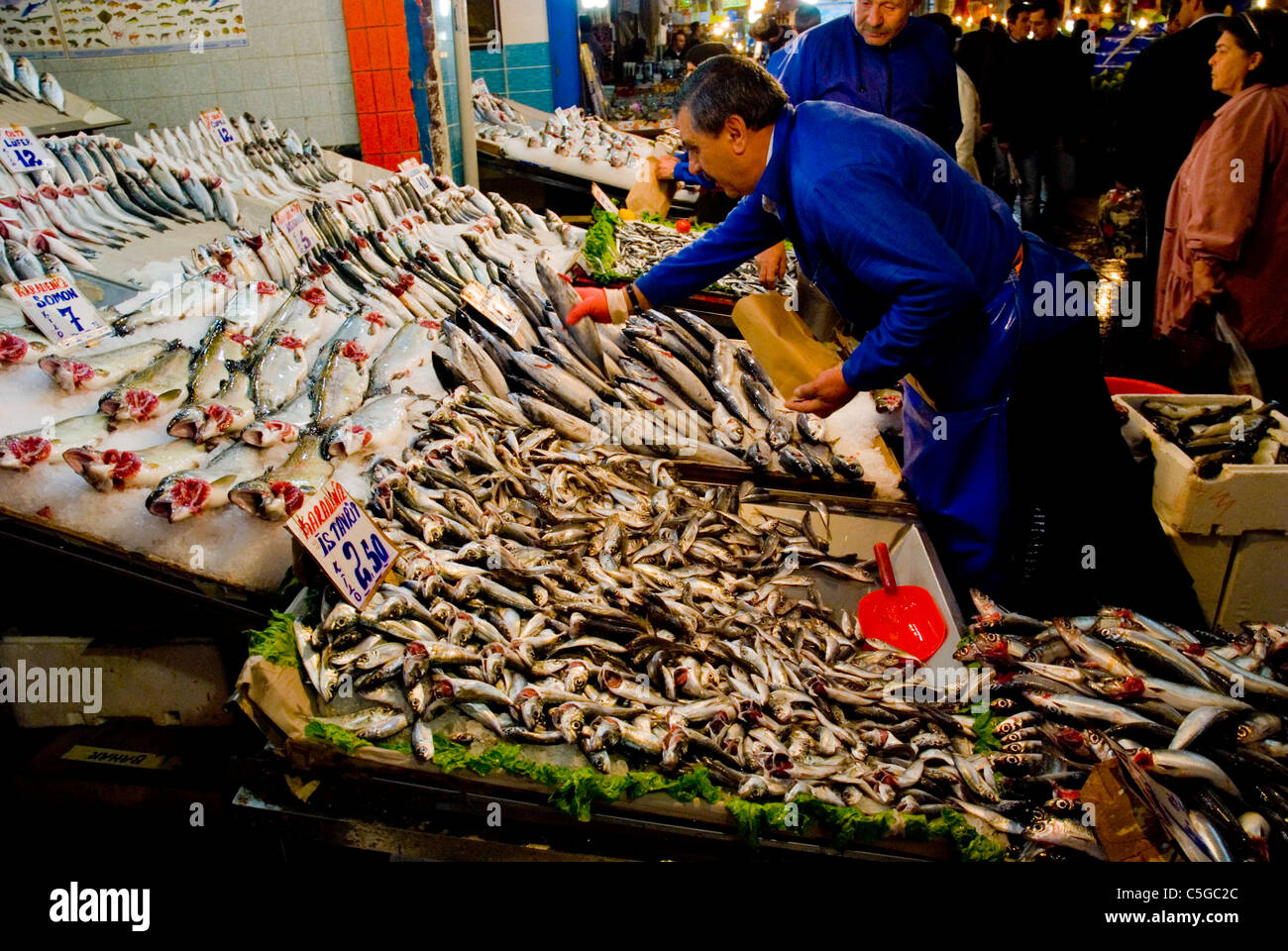 Décrochage du poisson au marché couvert du quartier d'Ulus Ankara Anatolie centrale Turquie Asie Banque D'Images