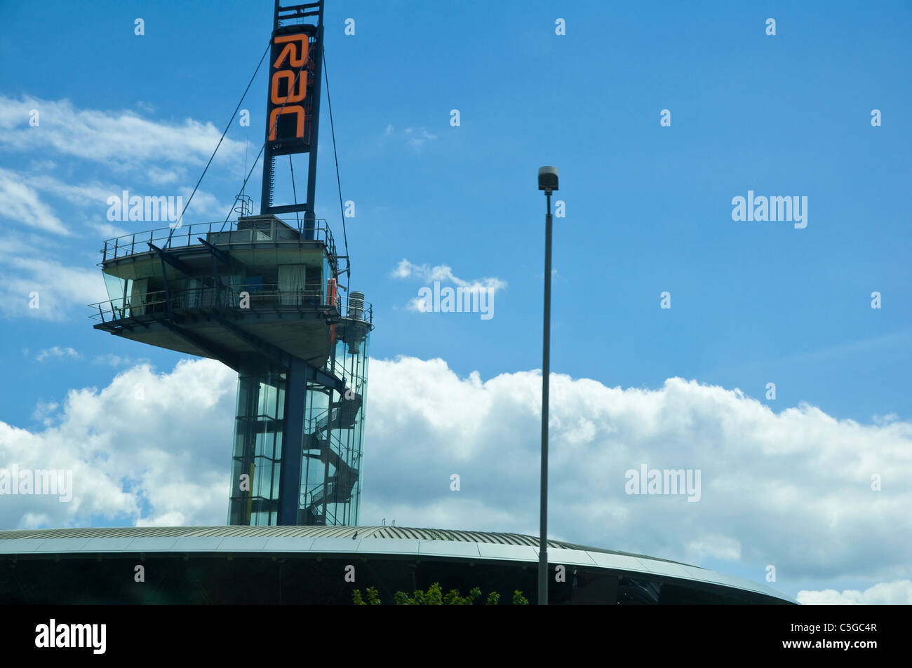 Watchtower RAC / watch tower - donnant sur et à côté de l'autoroute M5, en gardant un œil sur les conditions de trafic, Bristol, Royaume-Uni. Banque D'Images