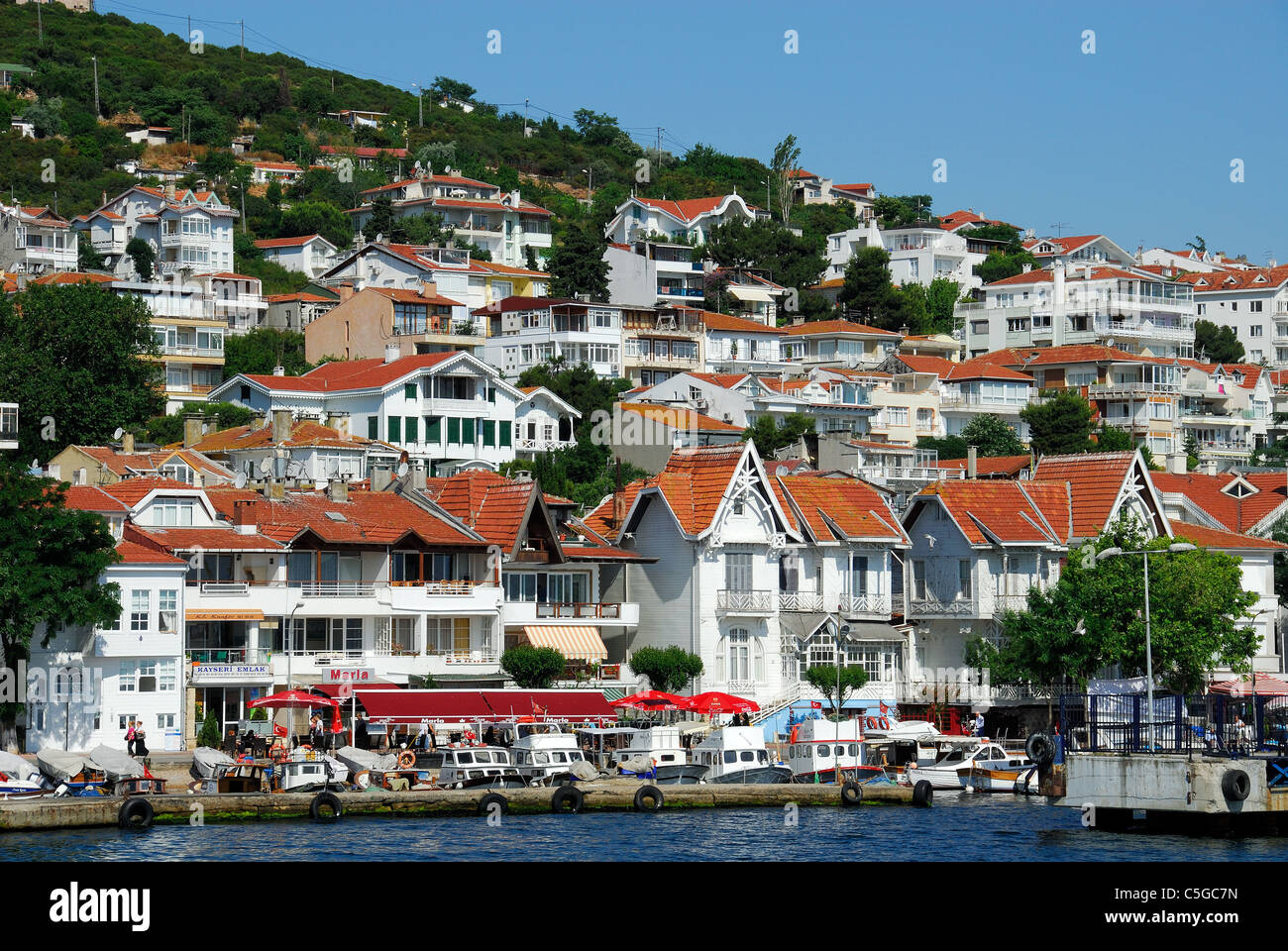 ISTANBUL, TURQUIE. Une vue de Kinaliada, l'une des îles des Princes dans la mer de Marmara. 2011. Banque D'Images