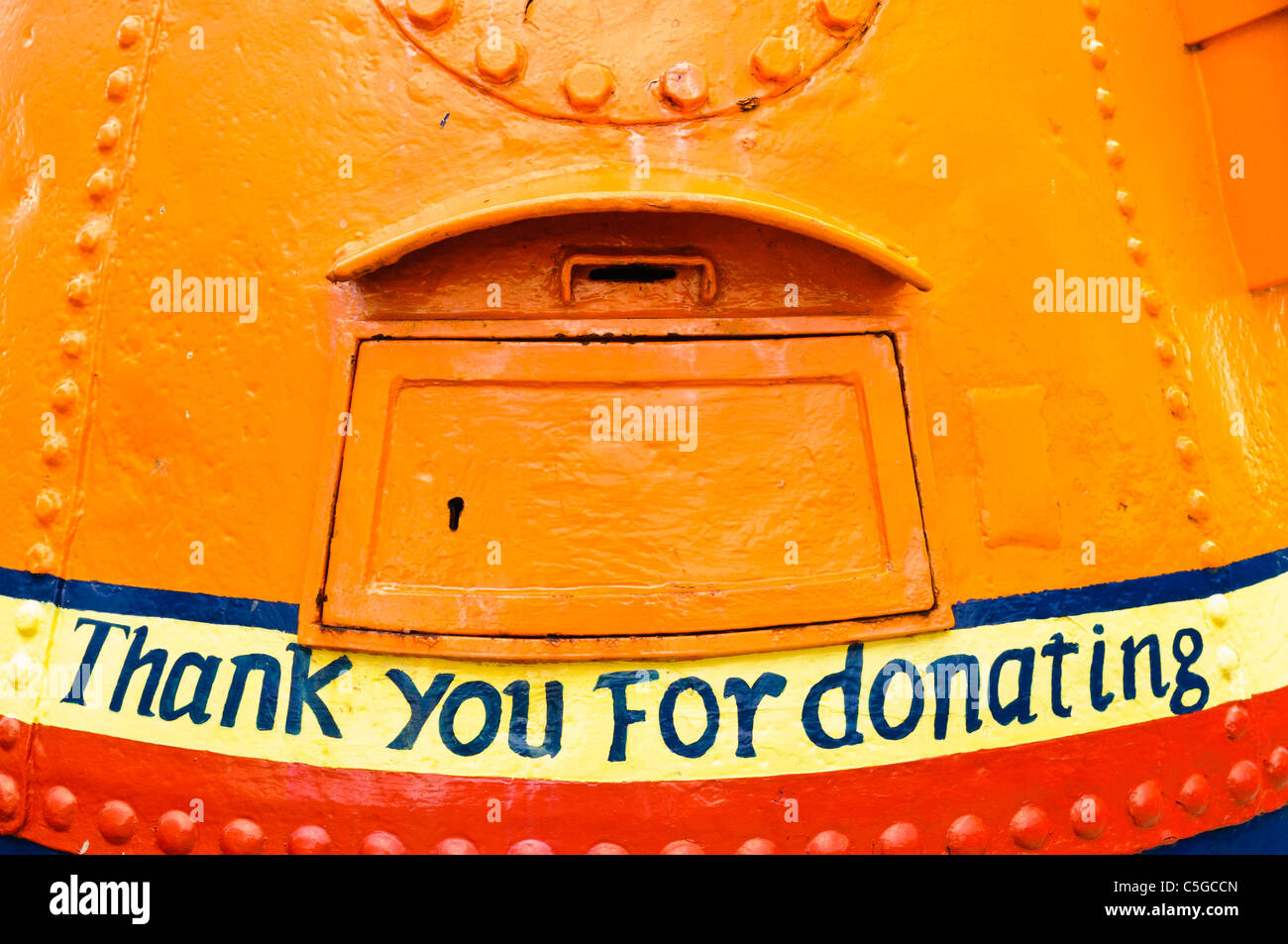 Bouée Marine converti en don de charité fort pour la RNLI avec phrase 'Nous vous remercions de faire un don' Banque D'Images