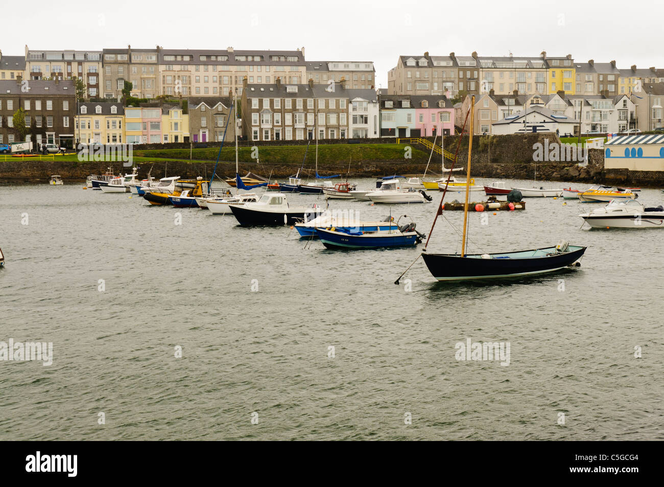 Bateaux dans port de Portrush sous un ciel couvert de nuages pendant la journée Banque D'Images