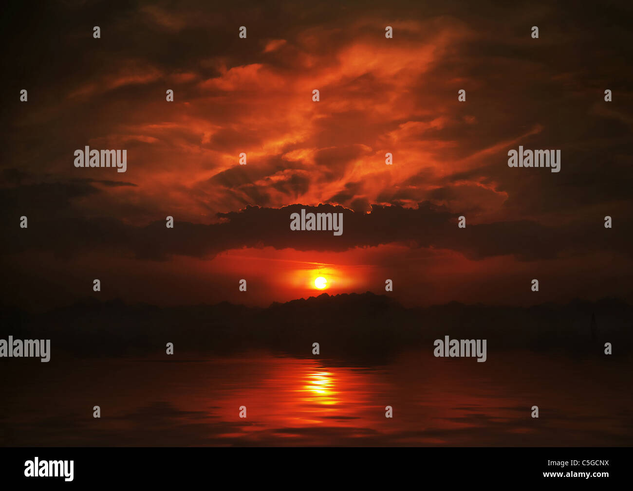 Belle vue sur le coucher du soleil à la mer Banque D'Images