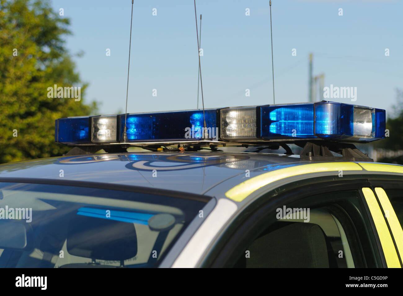 Barre lumineuse bleue d'une voiture de police de la circulation au Royaume-Uni Banque D'Images