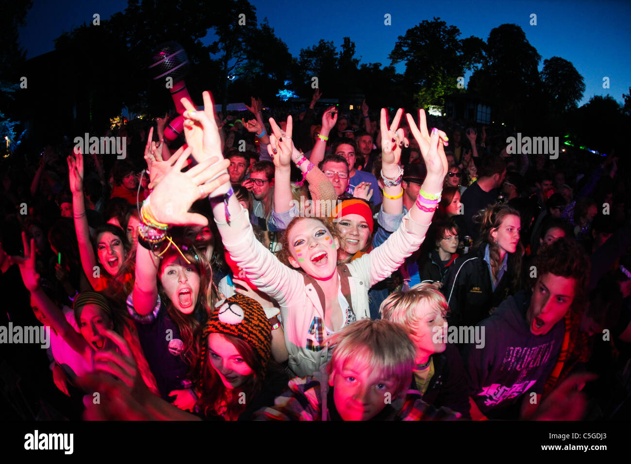 Foule devant la grande scène du Festival 2011, Arbre Larmer UK Banque D'Images