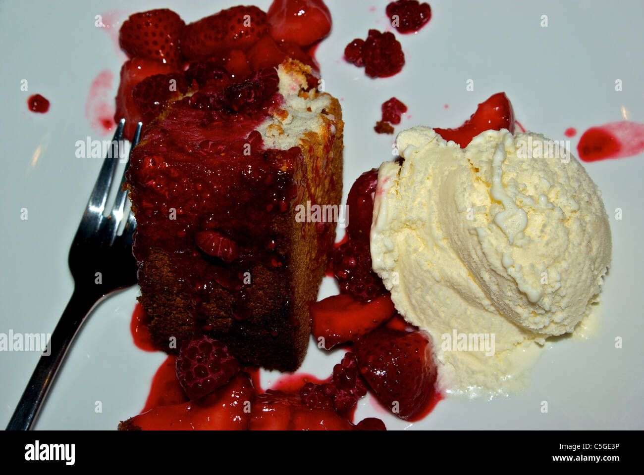 Angel food cake fraises framboises glaces dessert Banque D'Images