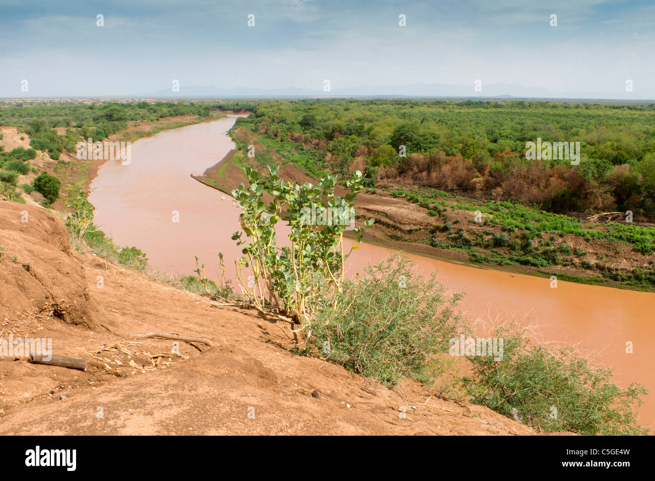 Paysage de la rivière Omo, dans le village de Kolcho, dans la basse vallée de l'Omo, dans le sud de l'Éthiopie, l'Afrique. Banque D'Images