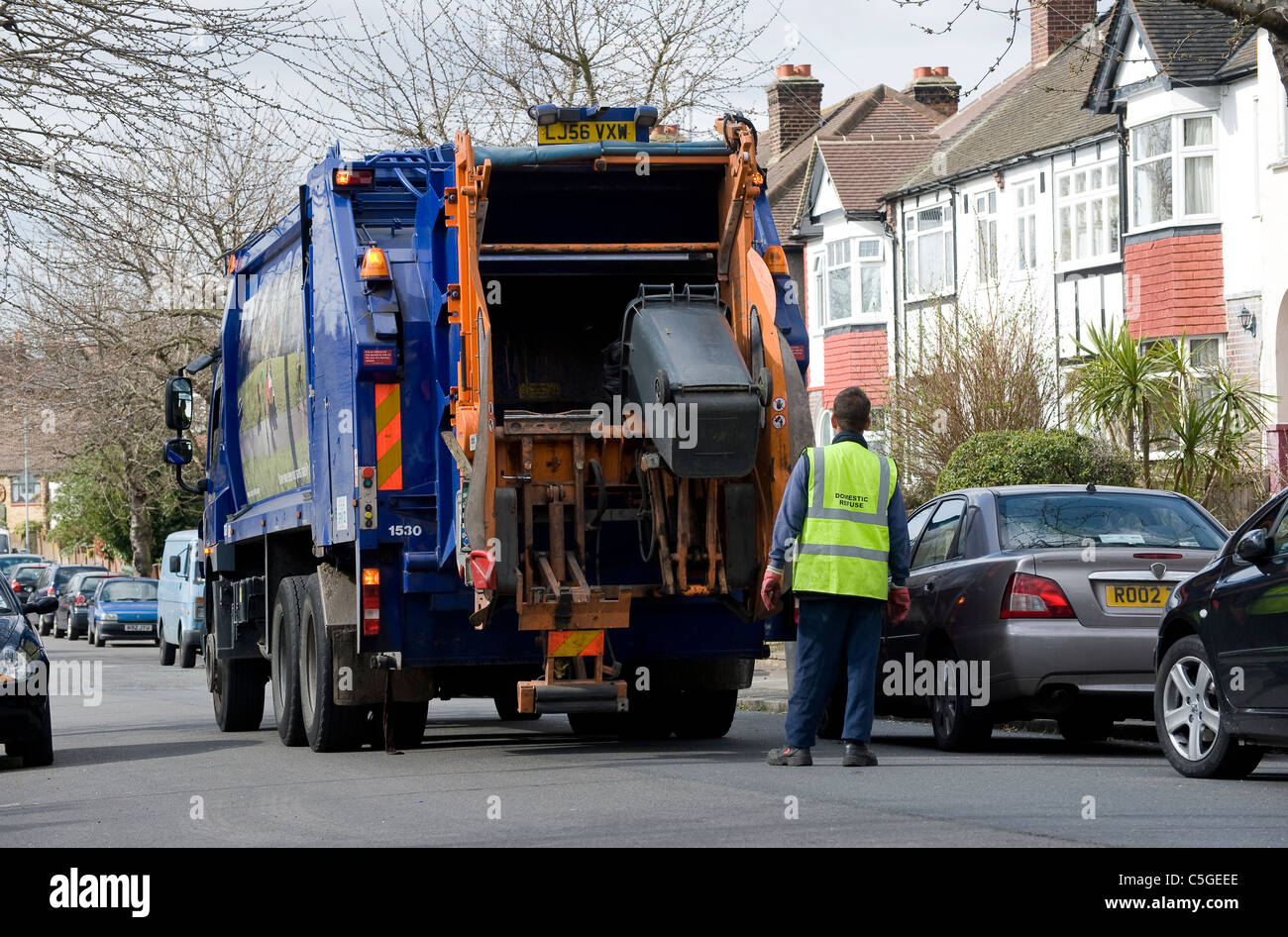 La collecte des déchets domestiques conseil camion à Lewisham, Londres, Angleterre. Banque D'Images