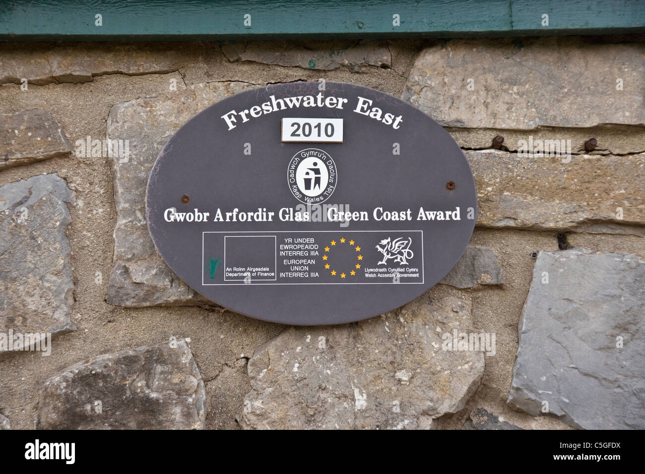 Plage de Freshwater East Pembrokeshire. Côte Verte plaque commémorative. Banque D'Images