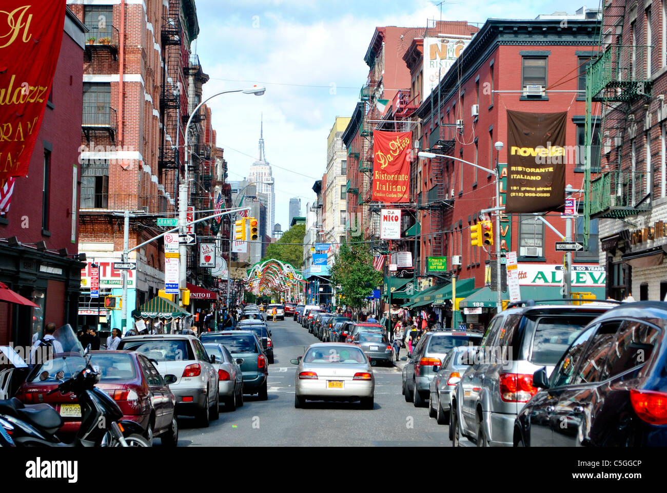 Avis de Chinatown à New York avec l'Empire State Building à l'arrière. Banque D'Images