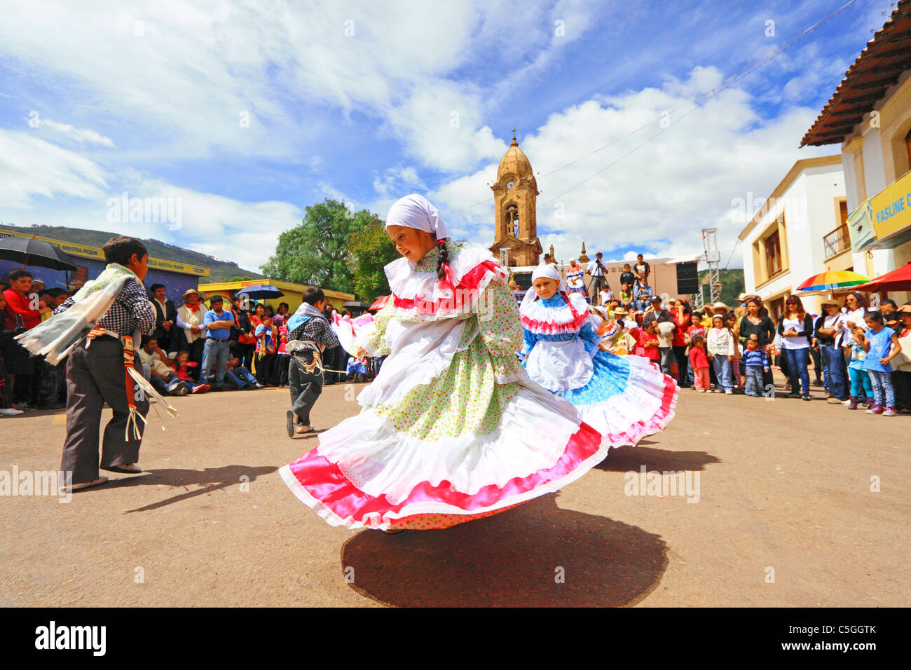 Danseurs de danse Nobsa Groupe exécutant une danse traditionnelle de l'extérieur. Nobsa, Boyacá, Colombie, Amérique du Sud Banque D'Images