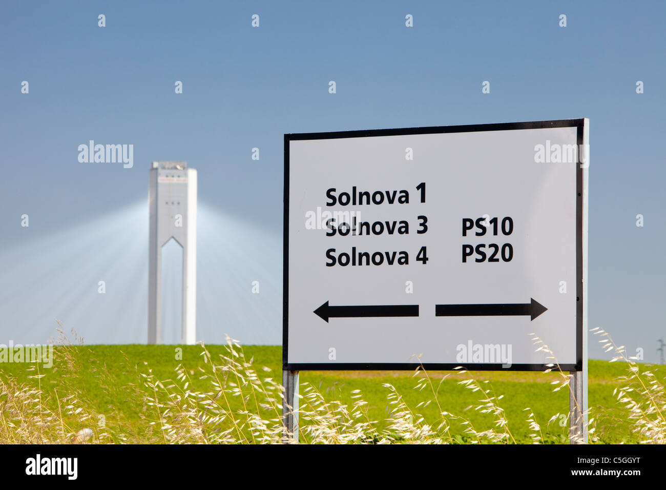 La tour solaire thermique PS20, la seule tour solaire de travail en ce moment dans le monde. Sa fait partie du complexe solaire Solucar Banque D'Images