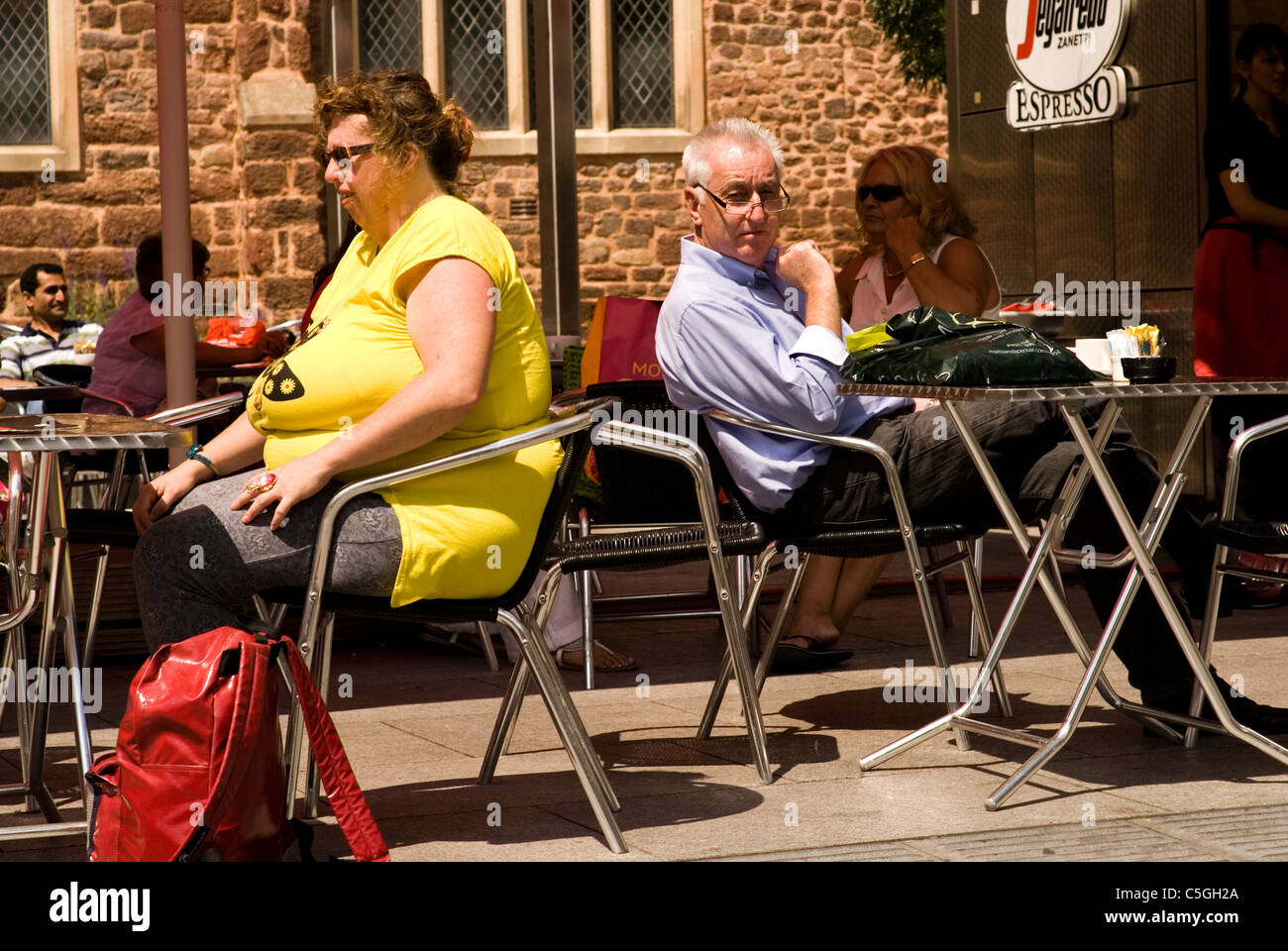 Les gens à l'extérieur de détente dans un café, UK Banque D'Images