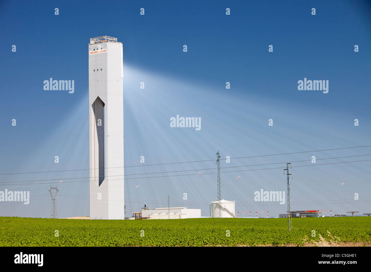 La tour solaire thermique PS20, la seule tour solaire de travail en ce moment dans le monde. Sa fait partie du complexe solaire Solucar Banque D'Images