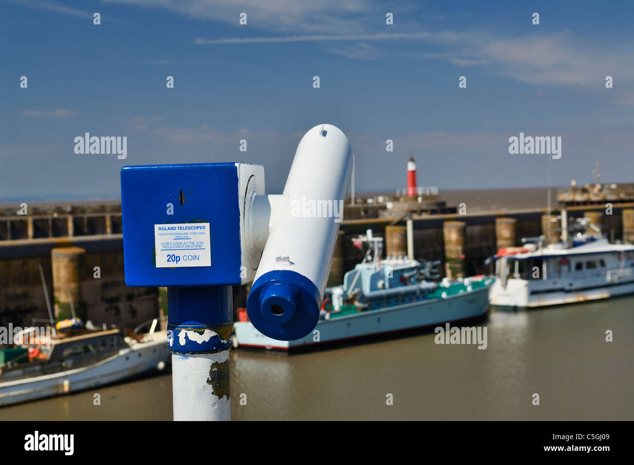 Un télescope fonctionnant avec des pièces donnant sur le port de Watchet, Somerset, Angleterre, Royaume-Uni. Banque D'Images