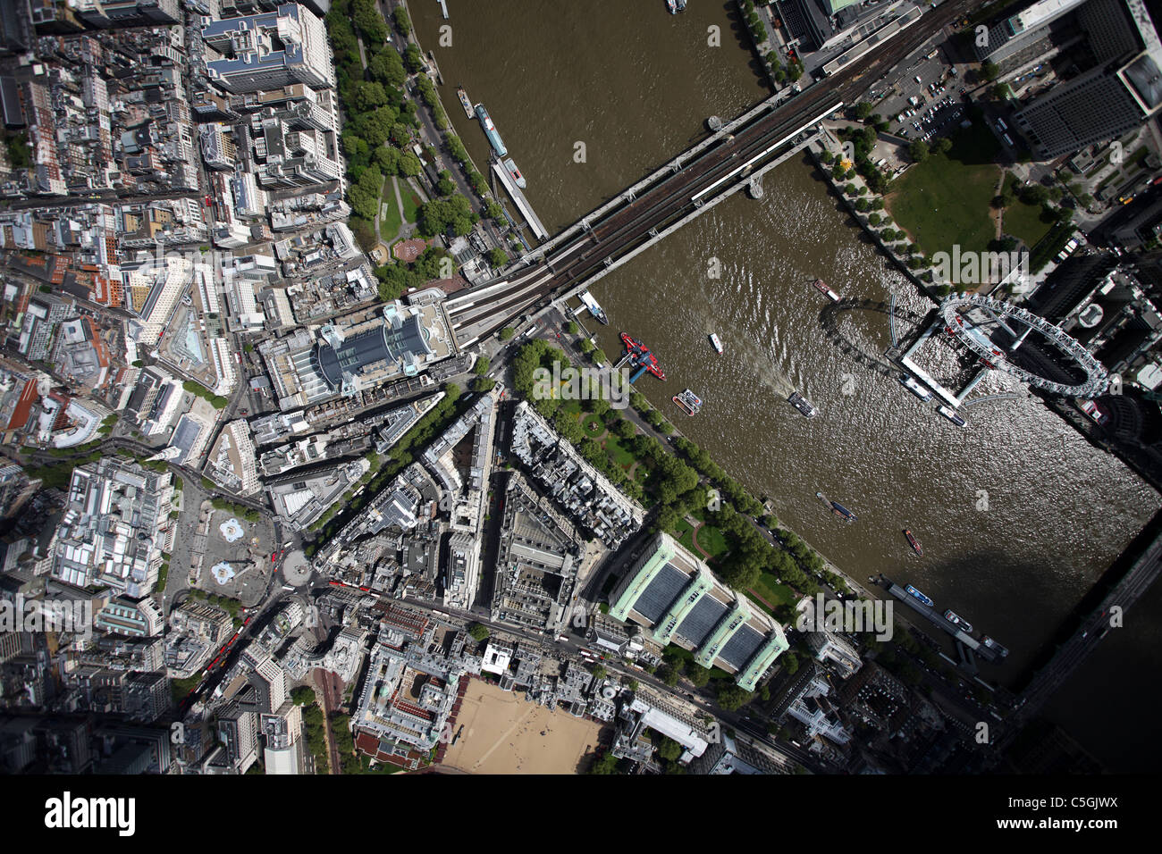 Vue aérienne de London Eye, la Tamise et Hungerford pont de chemin de fer Banque D'Images