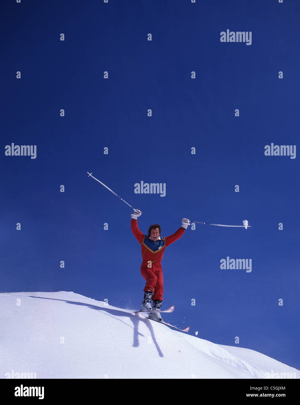 Young male skier jumping sur des pentes, Verbier, Canton du Valais, Suisse Banque D'Images