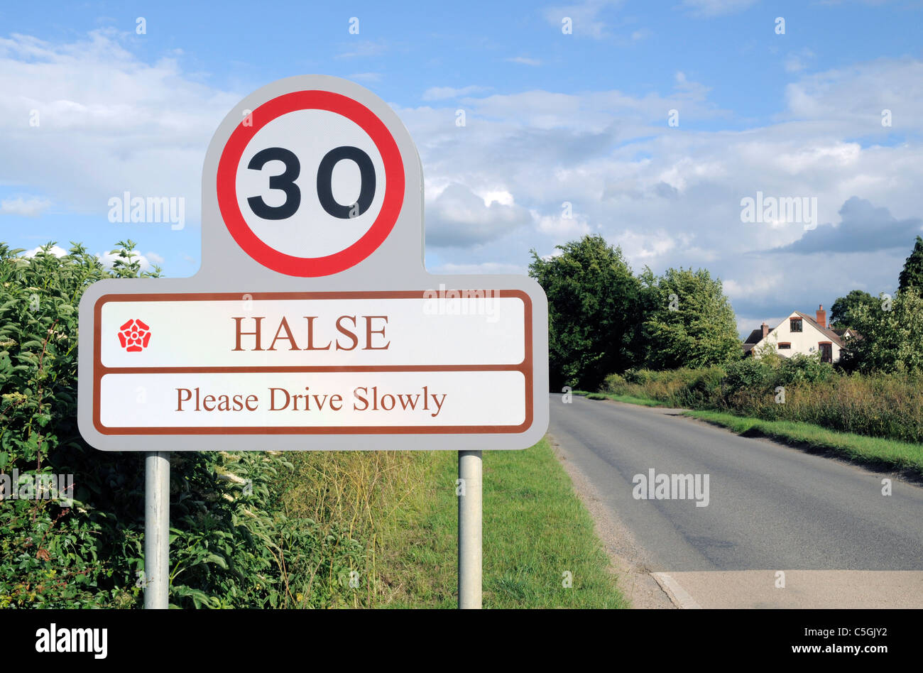 Halse Village et 30mph Road Sign Banque D'Images