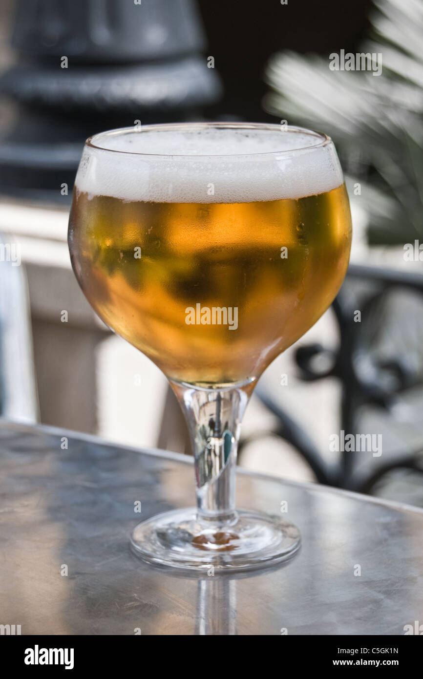 Un grand verre de bière blonde Banque D'Images