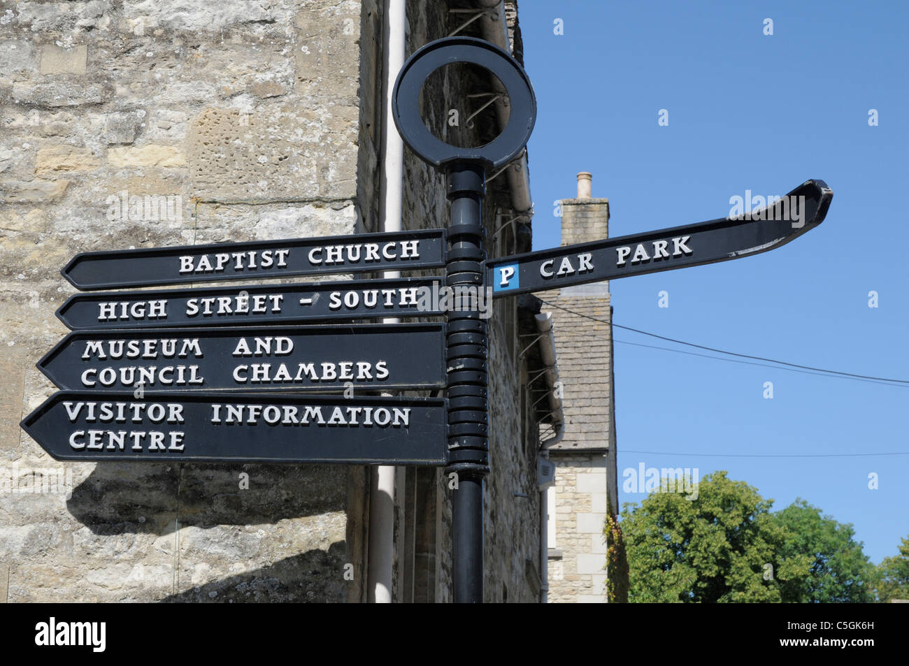 La rue noire Sign in Burford, Cotswolds, Oxfordshire, Angleterre montrant et touristiques Syndicat d Banque D'Images