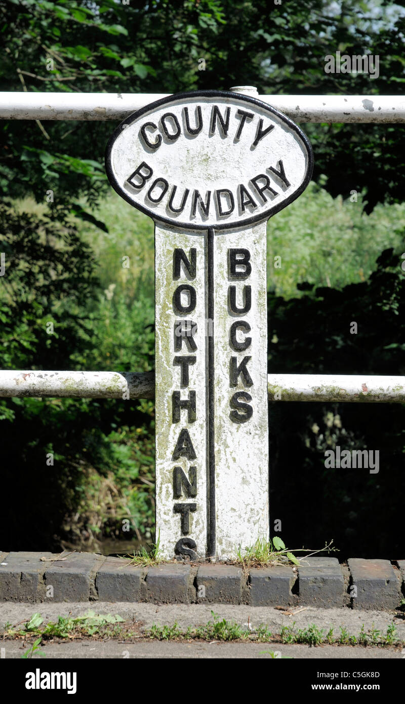 Pour les limites du comté de Bucks et Northants Ancien panneau blanc Banque D'Images
