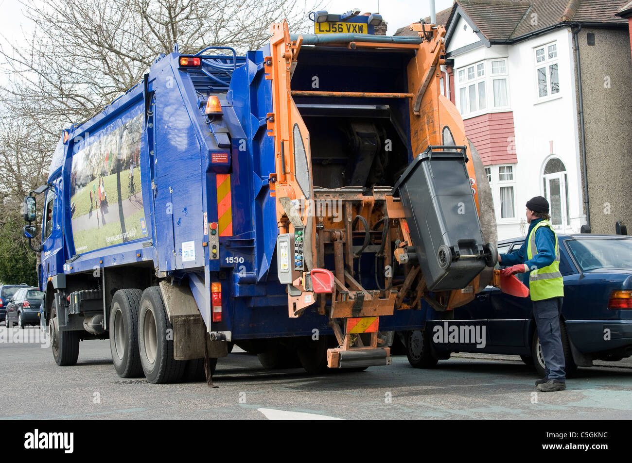 La collecte des déchets domestiques conseil camion à Lewisham, Londres, Angleterre. Banque D'Images