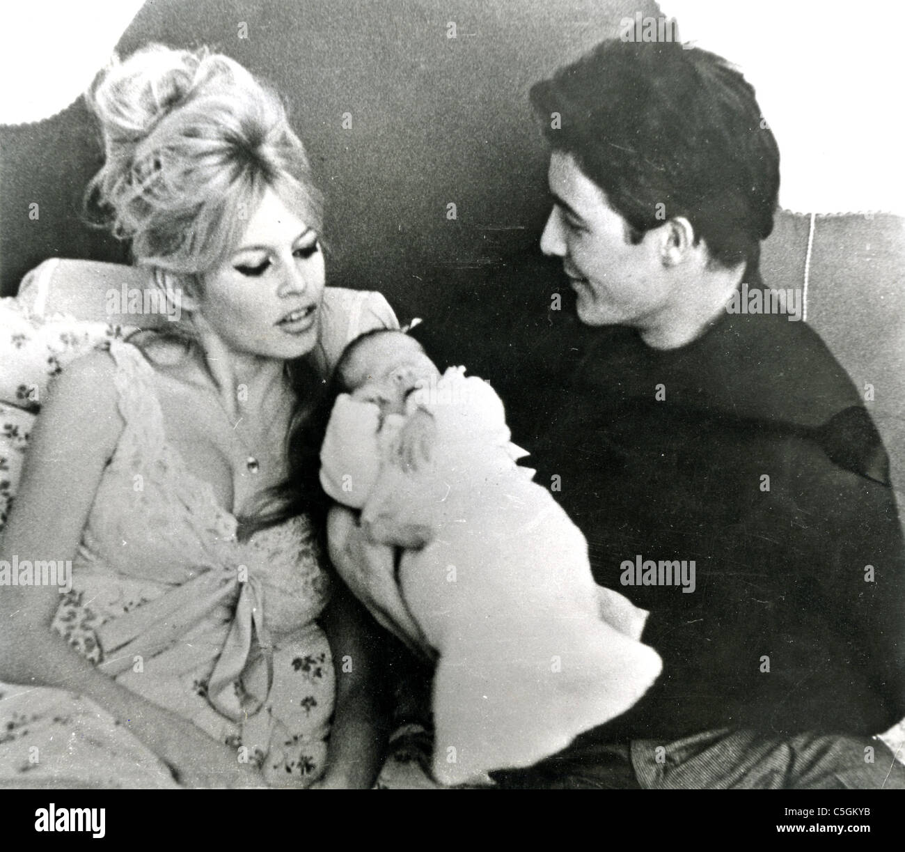 BRIGITTE BARDOT avec second mari Jacques Charrier et fils Nicolas en