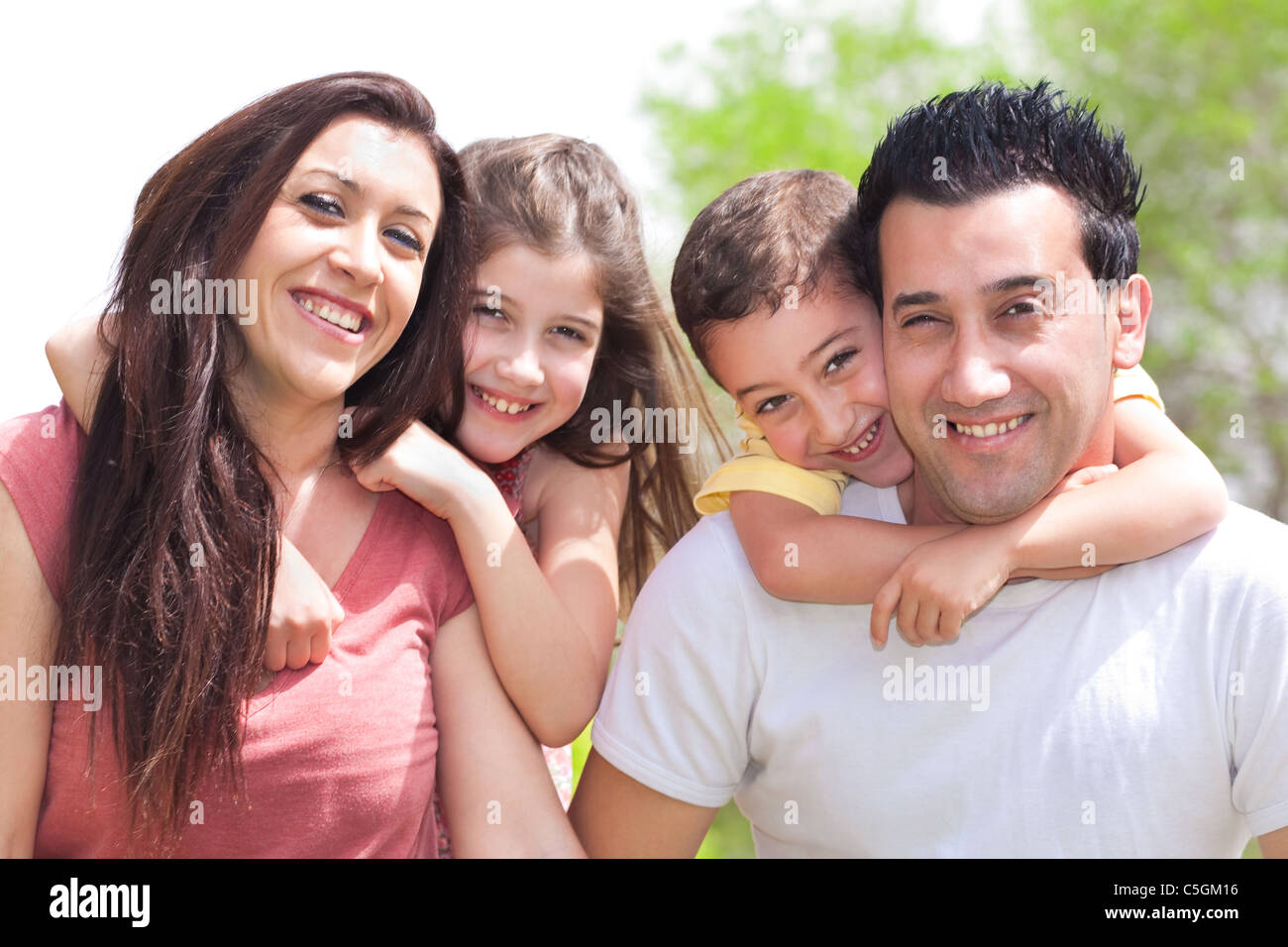 Famille heureuse de quatre, à l'extérieur Banque D'Images