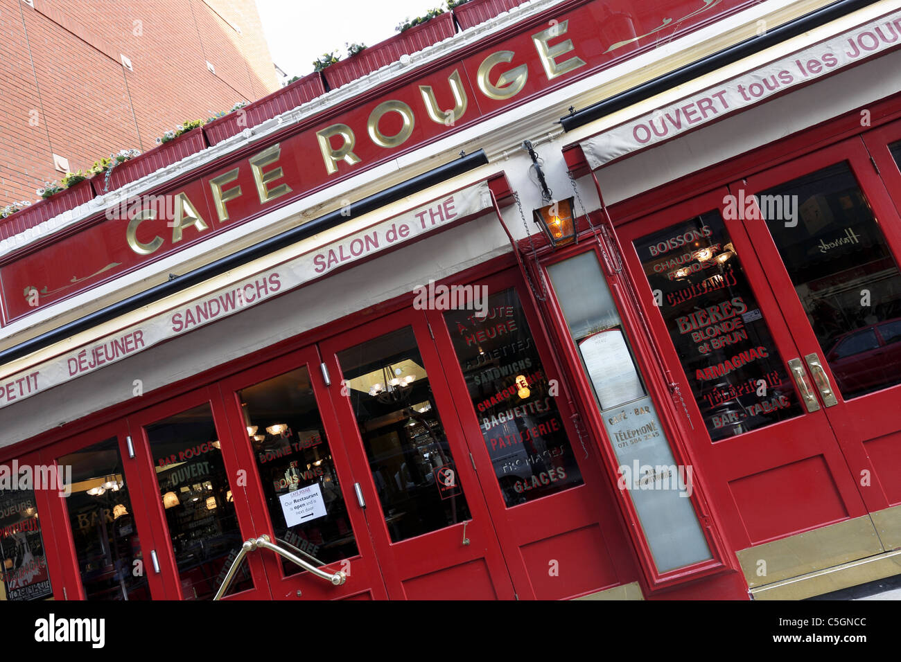 Café Rouge, populaire chaîne de restaurants et cafés français éparpillés autour de Londres, ici la sortie rue de basilic est perçu. Banque D'Images