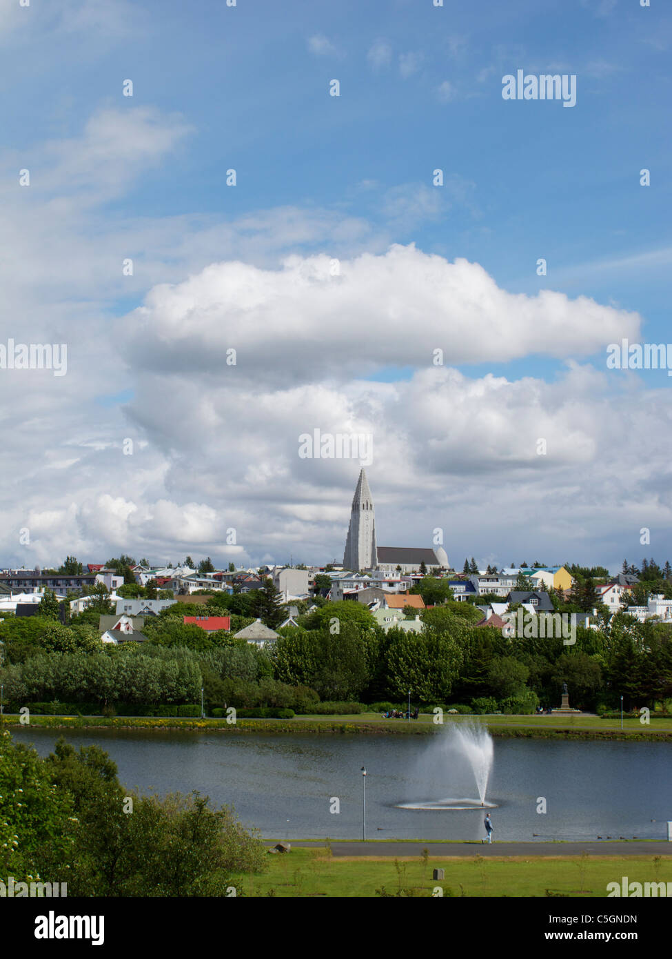 Tjornin, l'étang d'un monument, le centre-ville de Reykjavik avec l'Hallgrimschurch à l'arrière-plan Banque D'Images