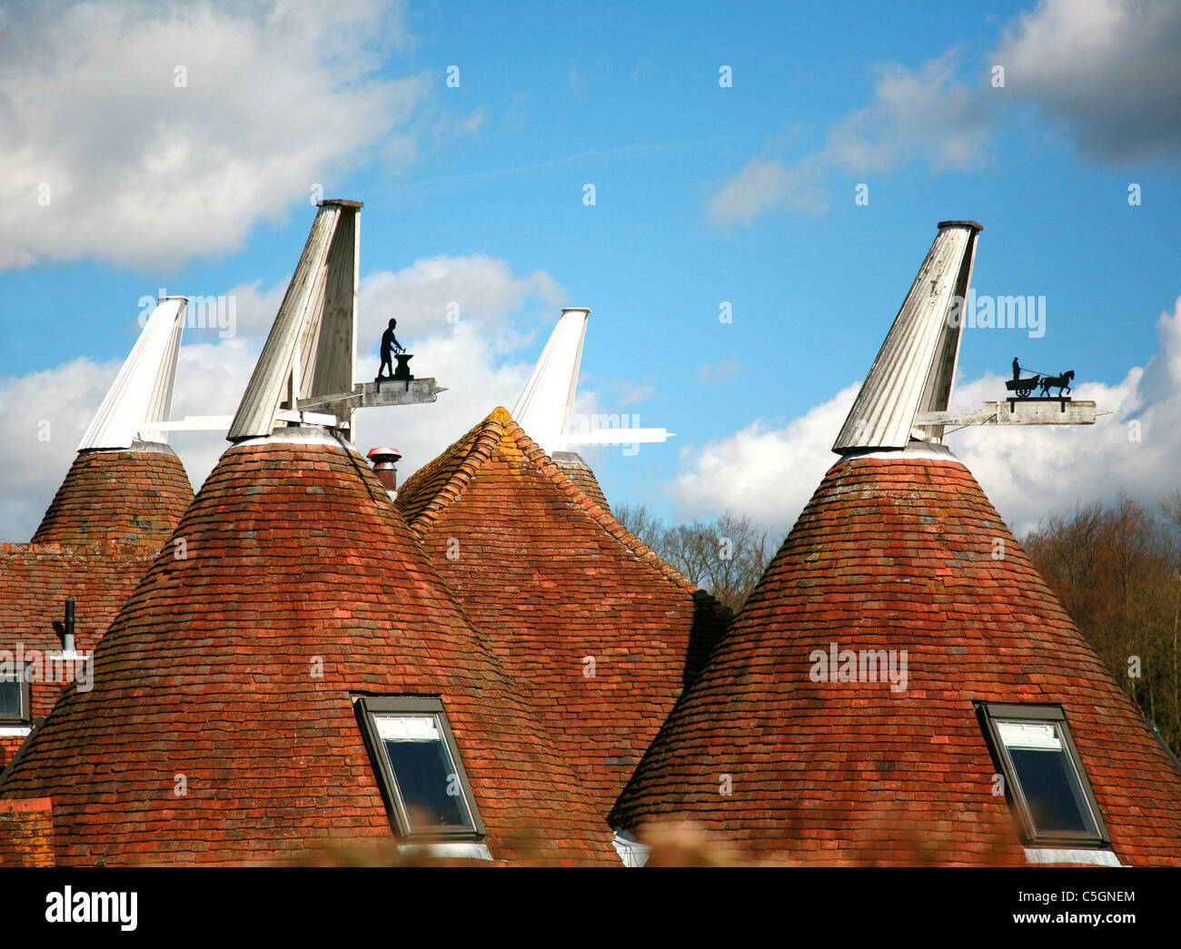 Toits Oast house sur une ferme dans le Kent avec girouettes décoré de scènes agricoles Banque D'Images