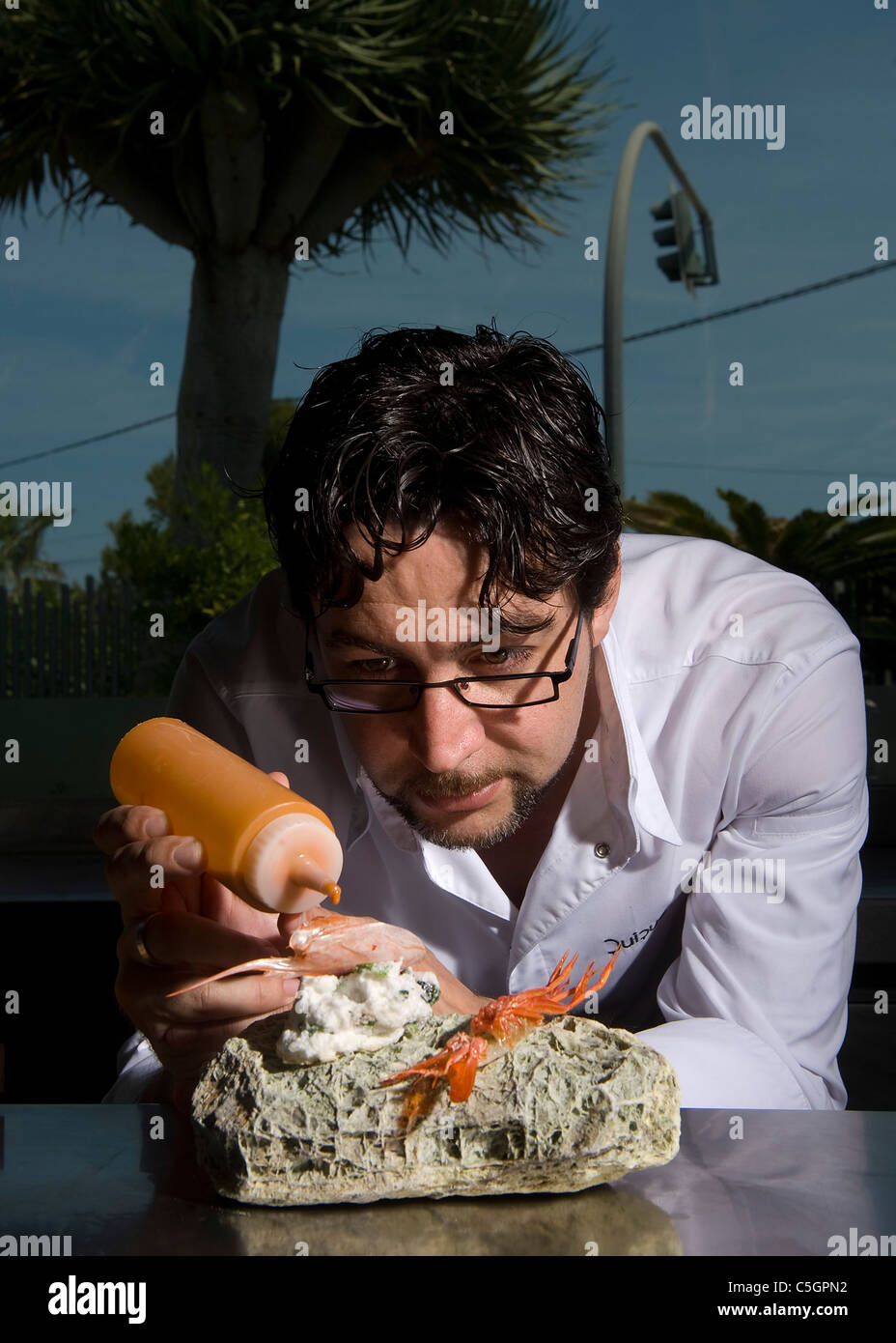 Chef Quique Dacosta prépare ses gambe y tres servicios plat dans son studio de création à son restaurant à Denia, Espagne, le 9 juin Banque D'Images