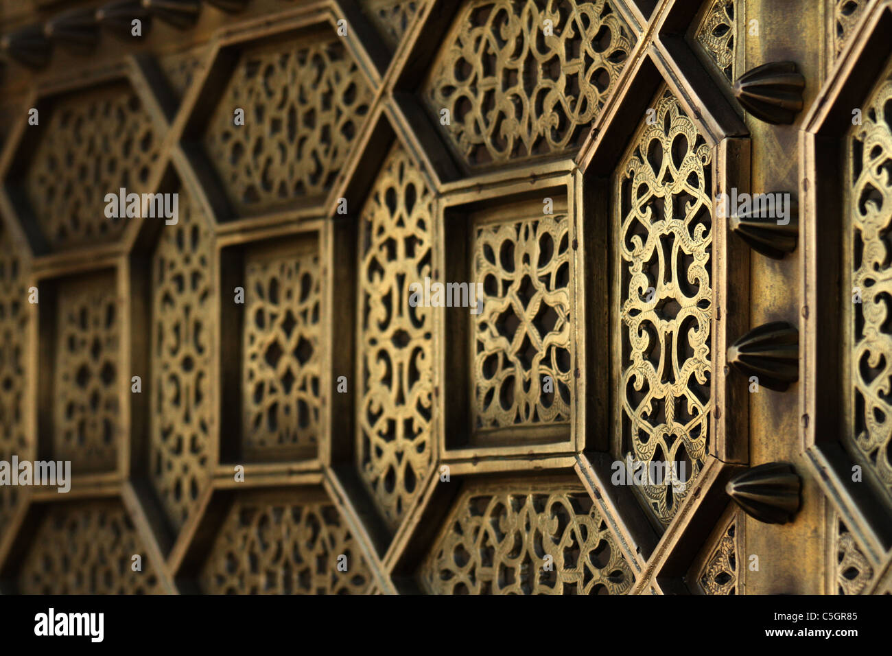 Les détails architecturaux de porte en cuivre marocain Banque D'Images