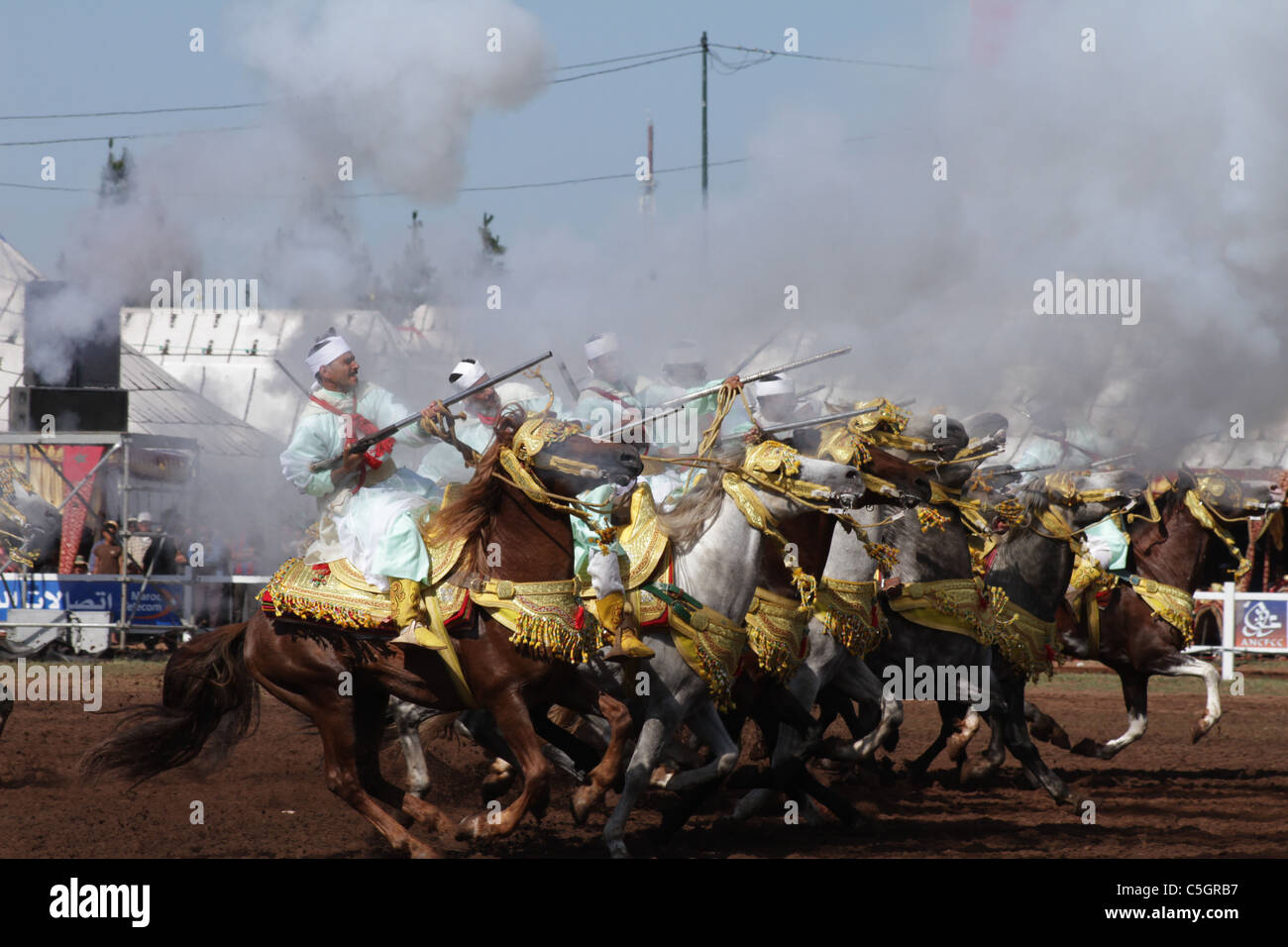 Frais de cavalerie lors d'un spectacle de Fantasia marocain Banque D'Images