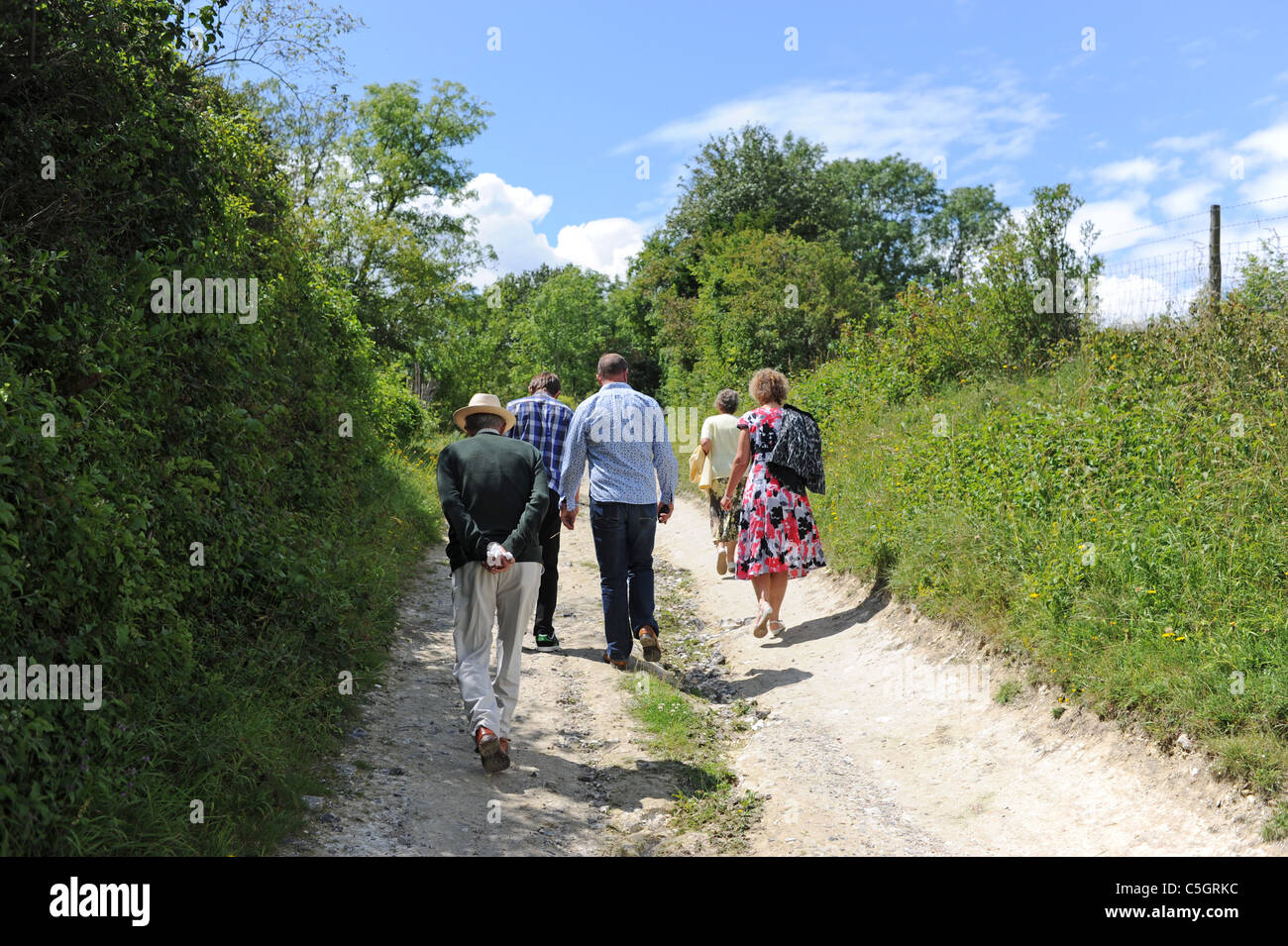 Marcher sur un chemin de campagne ou le chemin de campagne près de Arundel dans West Sussex UK Banque D'Images